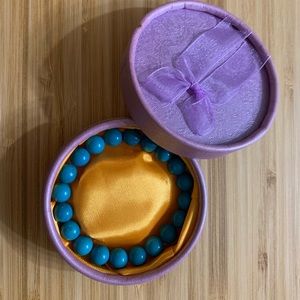 Priced to sell!! NWOT Turquoise stretchable bracelet